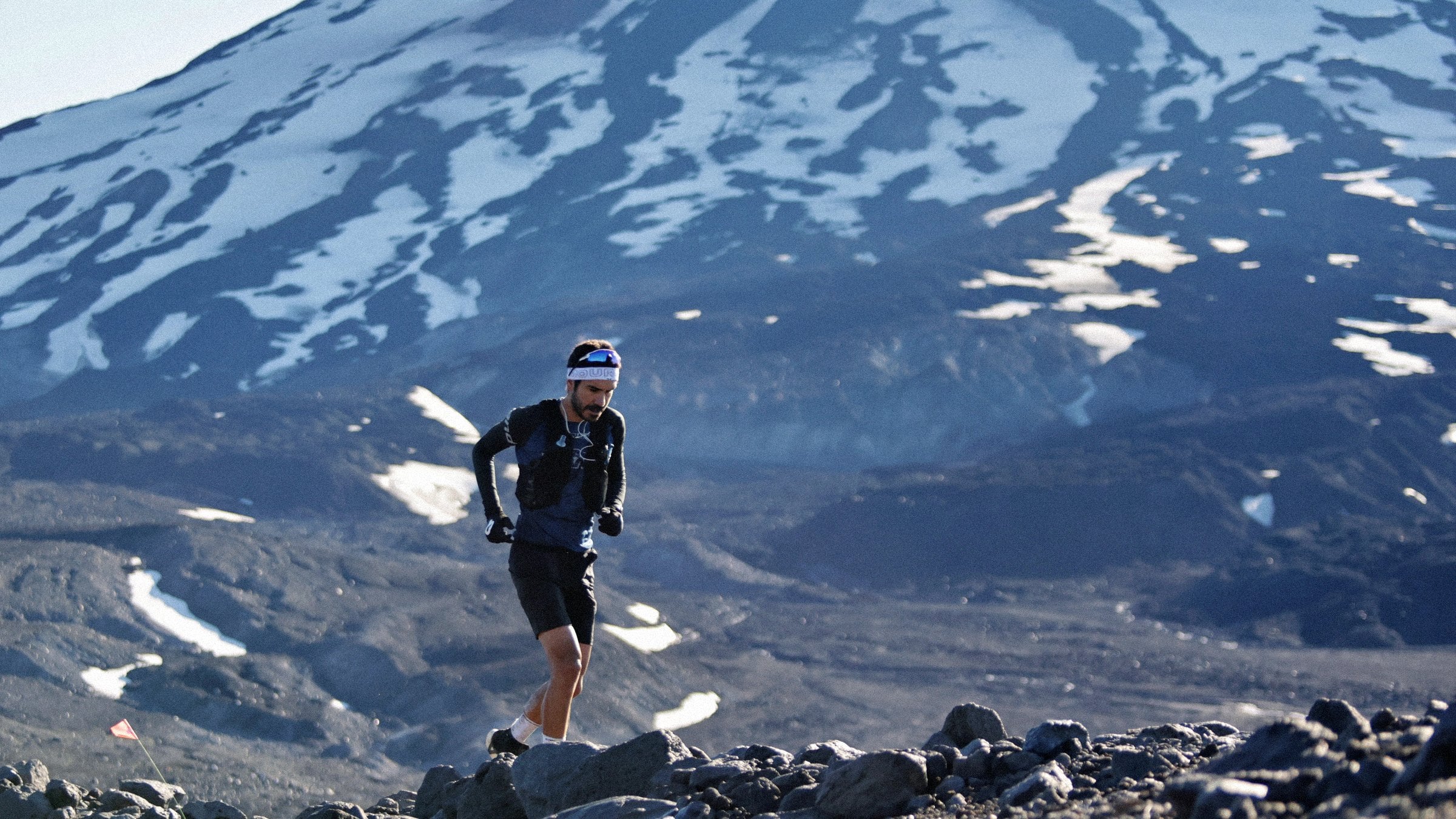 Roberto Rivera corriendo en la ladera de un volcán